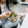 Zdrowe jedzenie dla zapracowanych – jak catering może ułatwić życie?