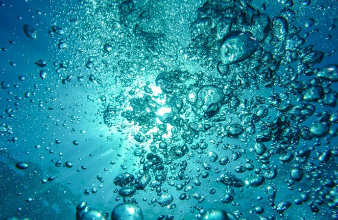 Woda wodorowa – czym jest dla naszego organizmu?