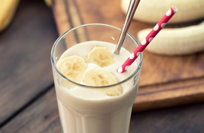Bananowe smoothie – pić je po treningu?