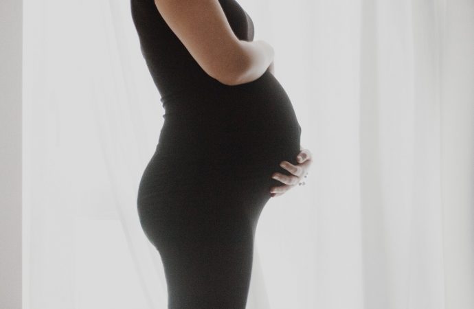 Ból pleców w ciąży – jak sobie z nim radzić?