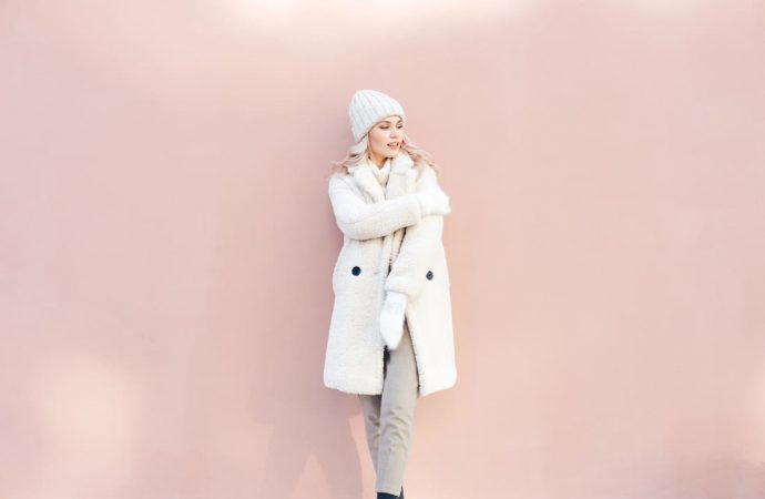 Długie, białe płaszcze – must have na zimę!