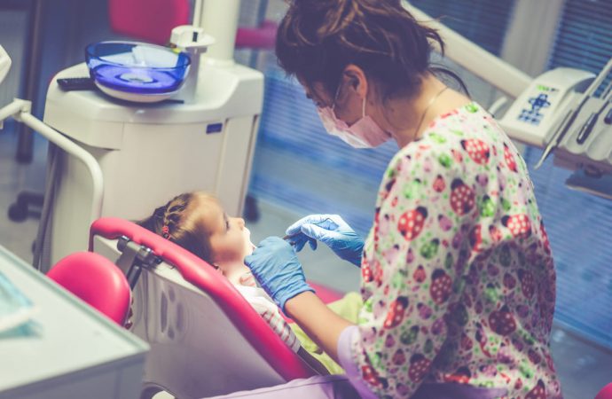 Dziecko u dentysty – jak się przygotować do pierwszej wizyty?