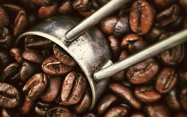 Ciśnieniowy ekspres do kawy – czy jego zakup się opłaca?