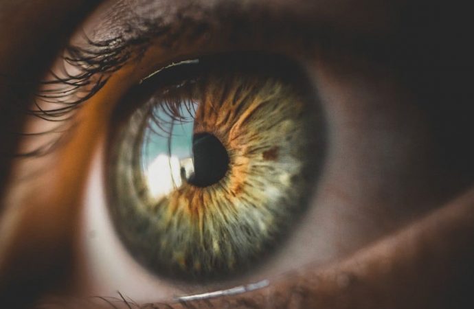 Jakie krople warto stosować, by poprawić kondycję swoich oczu?
