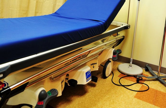 Łóżka rehabilitacyjne – jak wybrać model wygodny dla chorego i pomocny dla opiekunów?