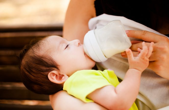 Do kiedy i jakie mleko modyfikowane podawać niemowlęciu?