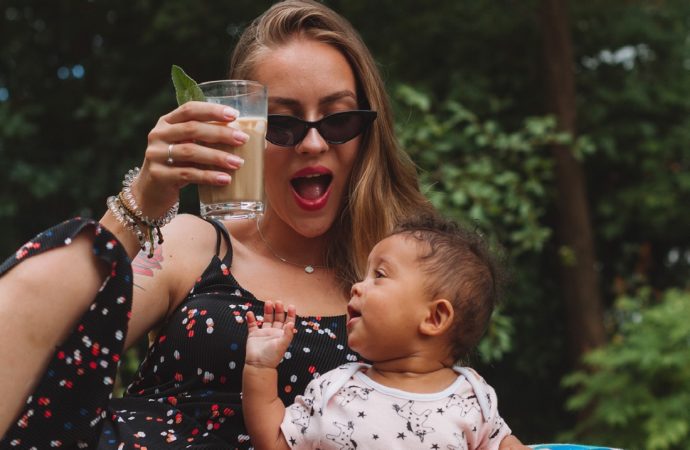 Napoje niemowlaka – czym poić małe dziecko?