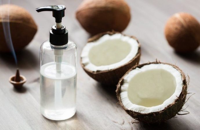 Olej kokosowy na włosy – warto?