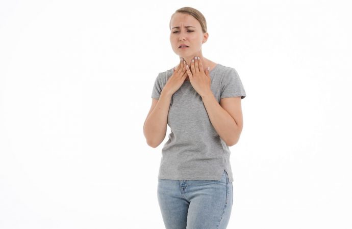 Co powoduje podrażnienie gardła?
