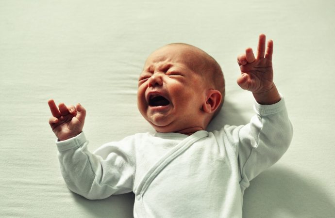 Jak uspokoić płaczące niemowlę? Rozpoznaj przyczynę płaczu!