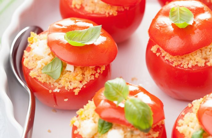Pomidory nadziewane kuskusem i sosem serowym