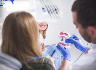 Ortodoncja i prostowanie zębów: rodzaje aparatów estetycznych