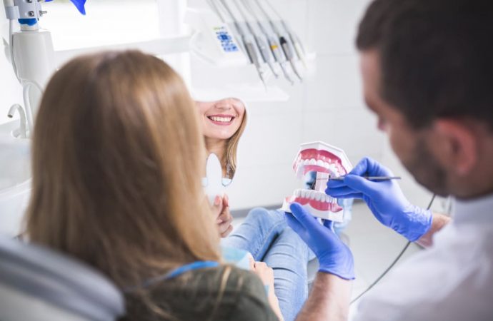Ortodoncja i prostowanie zębów: rodzaje aparatów estetycznych