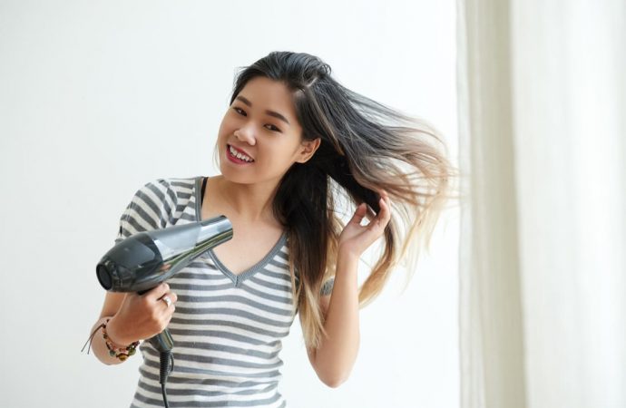 Zdrowe suszenie włosów – suszarką czy naturalnie?