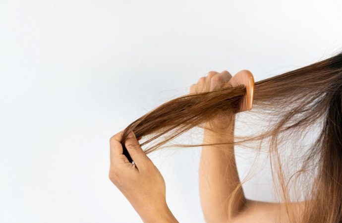 Kołtuny we włosach – jak sobie z nimi radzić?