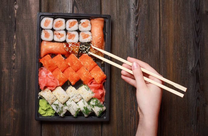 Lunch z dostawą w Krakowie – dlaczego warto wypróbować sushi?