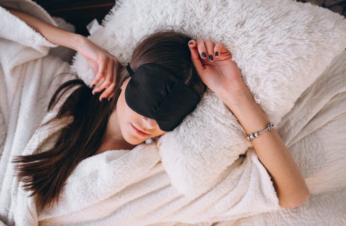 Opaska na oczy do spania – pomaga się wyspać?