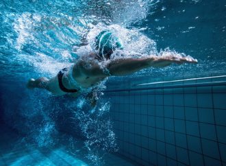 Nauka pływania w dorosłym wieku – dlaczego wciąż warto i jak nauczyć się pływać