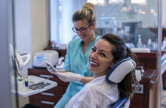 Na czym polega różnica między implantem a protezą zębową?