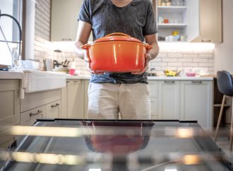 Żeliwna brytfanna – stary wynalazek ceniony w każdej kuchni