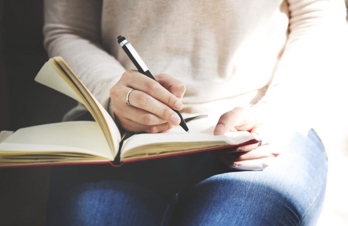 Czy journaling pomaga w radzeniu sobie z trudnymi emocjami?