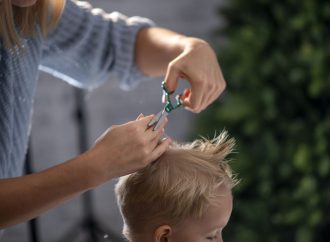 Jak samodzielnie obciąć włosy dziecku? Praktyczne wskazówki