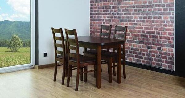 Drewniany stół i krzesła do jadalni